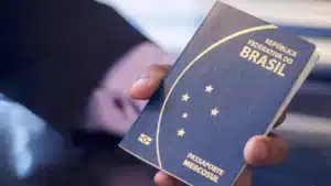 O que devo fazer se eu perder ou se roubarem meu passaporte no exterior?